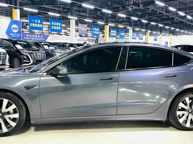 Tesla Model 3 — Фото автомобиля 5