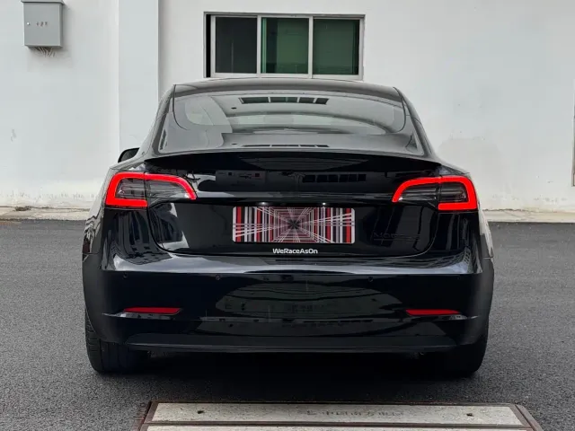 Tesla Model 3 — Фото автомобиля 10