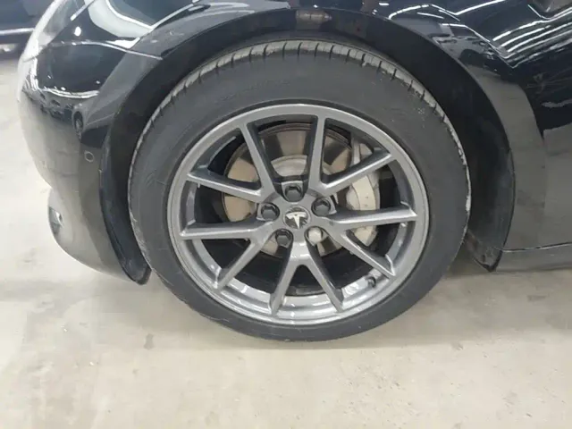 Tesla Model 3 — Фото автомобиля 22