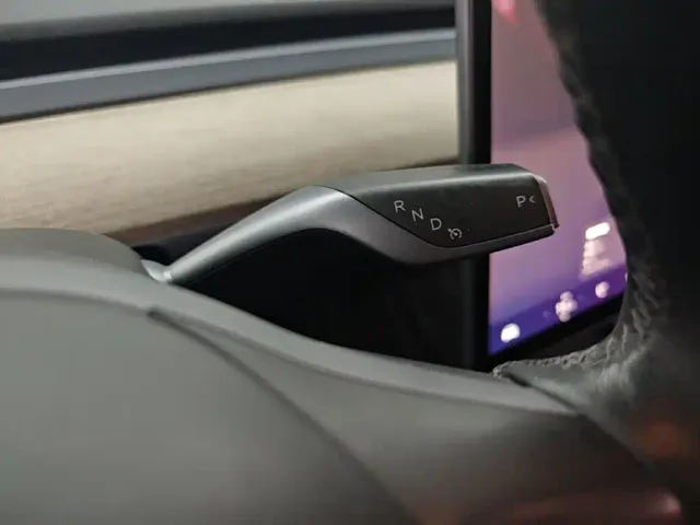 Tesla Model Y — Фото автомобиля 13