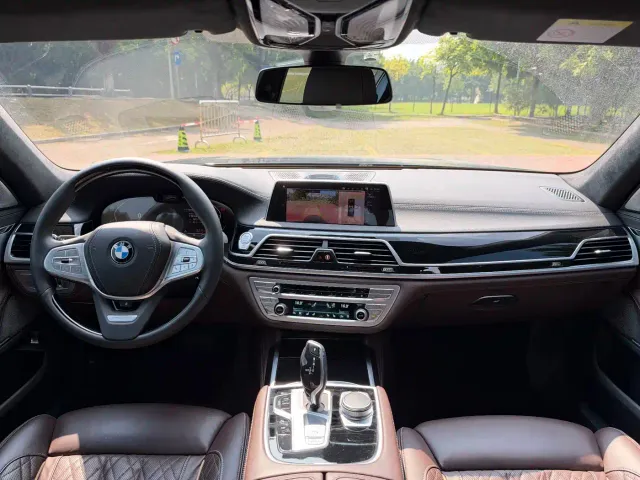 BMW 7 Series — Фото автомобиля 10