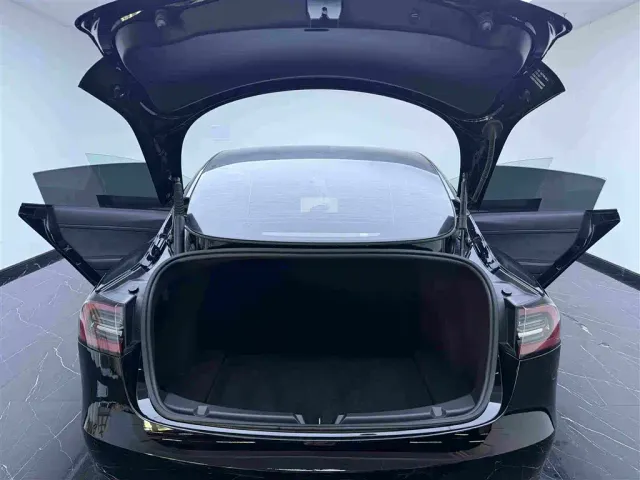 Tesla Model 3 — Фото автомобиля 8