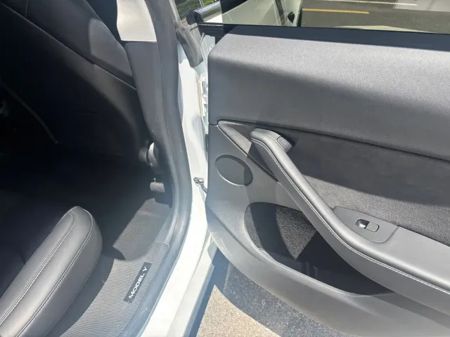 Tesla Model Y — Фото автомобиля 10