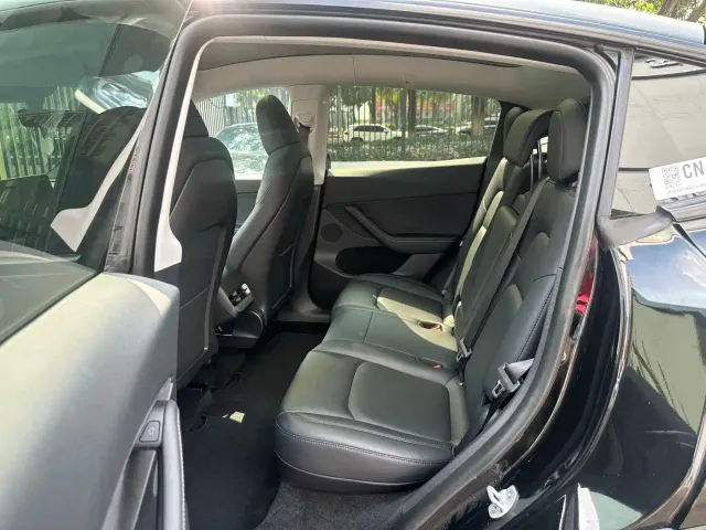 Tesla Model Y — Фото автомобиля 12