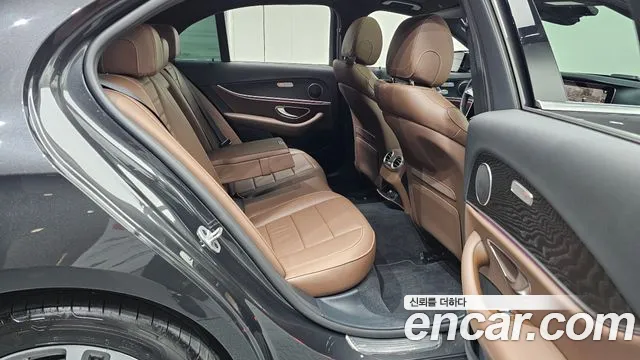 Mercedes-Benz E-Class — Фото автомобиля 12