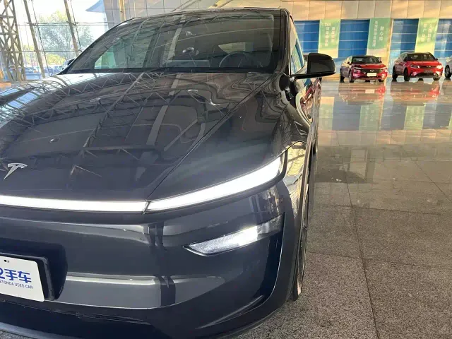 Tesla Model Y — Фото автомобиля 16