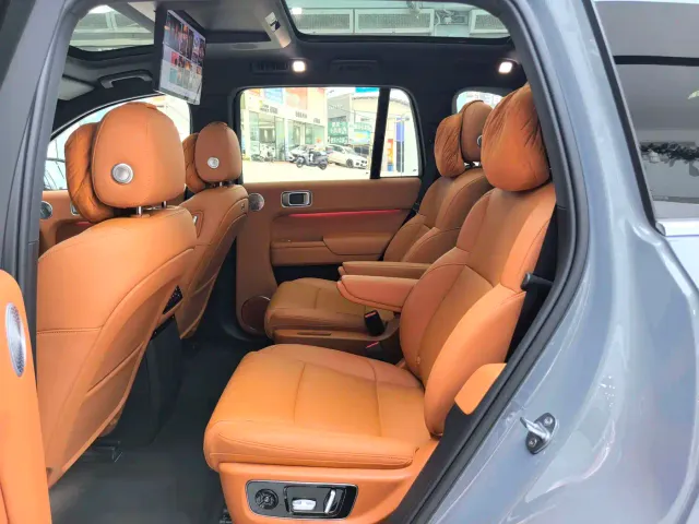 Li Auto L8 — Фото автомобиля 11
