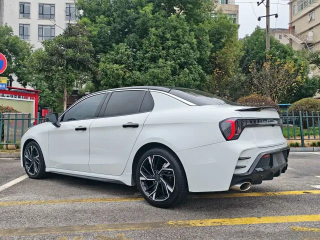 Lynk & Co 03 — Фото автомобиля 9
