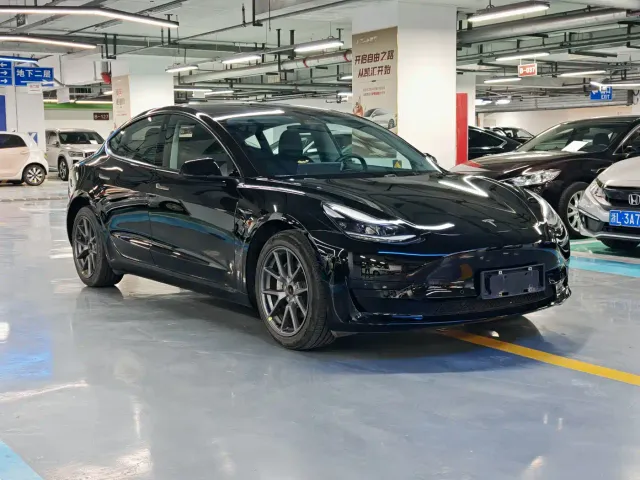 Tesla Model 3 — Фото автомобиля 3