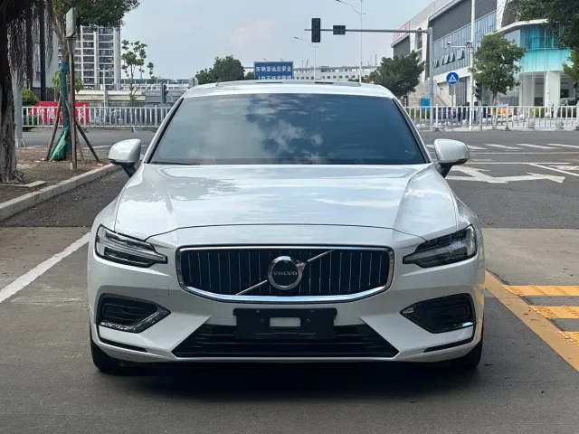 Volvo S60 — Фото автомобиля 2