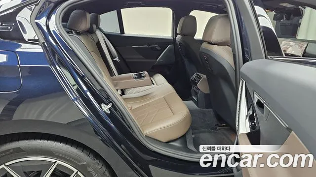BMW 5 Series G60 — Фото автомобиля 10