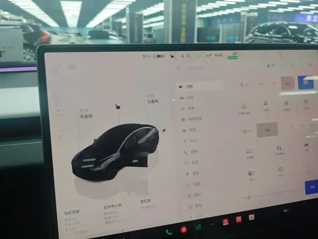Tesla Model 3 — Фото автомобиля 13