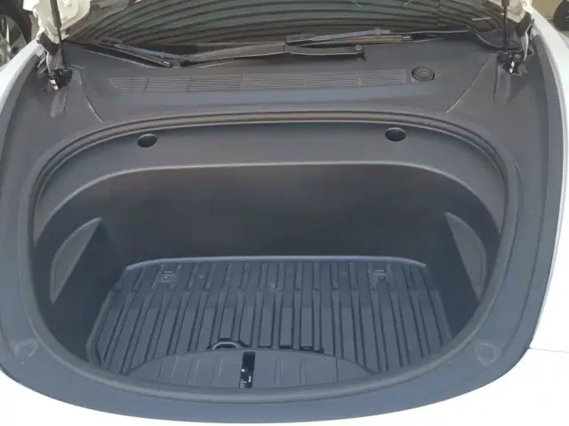 Tesla Model 3 — Фото автомобиля 10