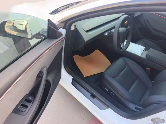 Tesla Model 3 — Фото автомобиля 15