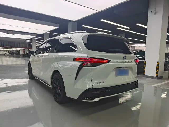 Toyota Sienna — Фото автомобиля 20