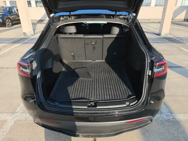 Tesla Model Y — Фото автомобиля 18