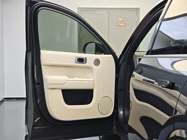 Li Auto L8 — Фото автомобиля 26