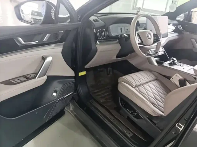 BYD Tang — Фото автомобиля 15