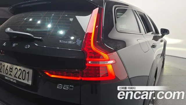 Volvo V60 Cross Country 2nd Gen — Фото автомобиля 8