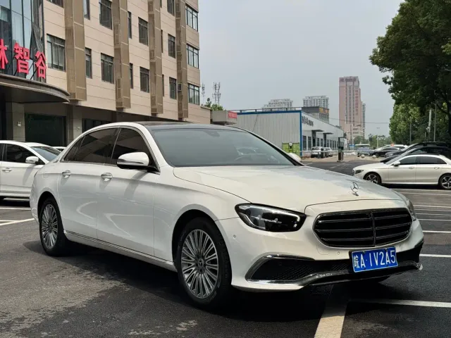 Mercedes-Benz E-Class — Фото автомобиля 3