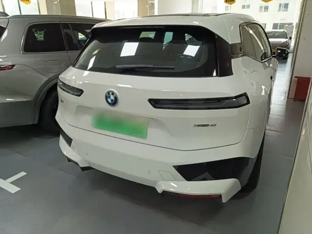 BMW iX — Фото автомобиля 4