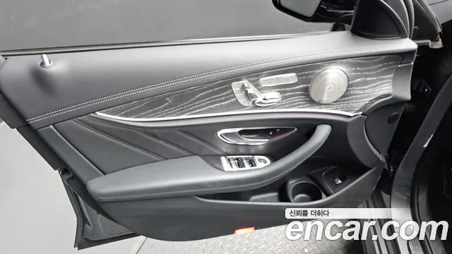 Mercedes-Benz E-Class — Фото автомобиля 21