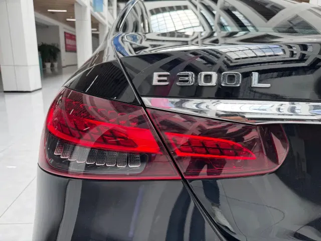 Mercedes-Benz E-Class — Фото автомобиля 23