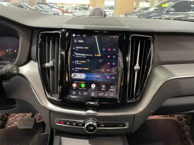 Volvo XC60 — Фото автомобиля 4