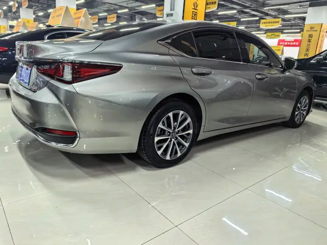 Lexus ES — Фото автомобиля 13