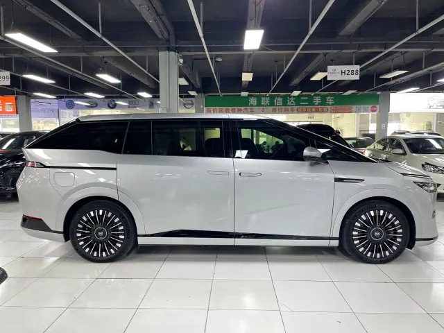 Xpeng X9 — Фото автомобиля 4