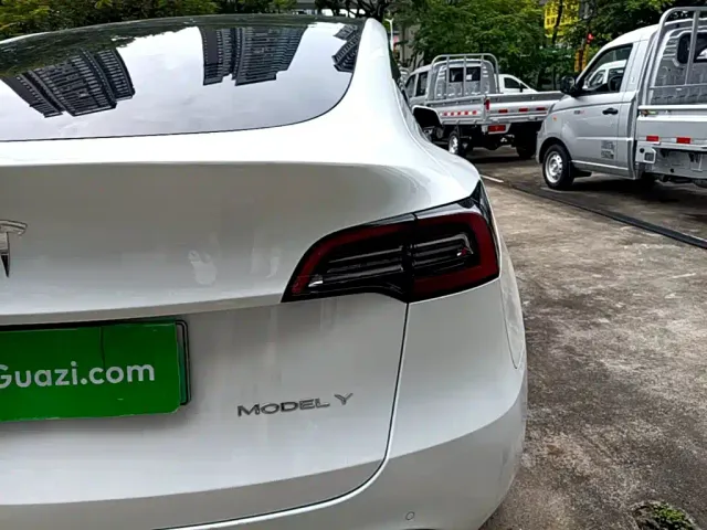 Tesla Model Y — Фото автомобиля 7