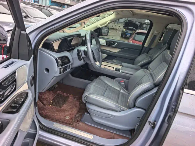 Lincoln Navigator — Фото автомобиля 10