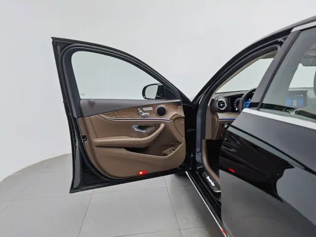 Mercedes-Benz E-Class — Фото автомобиля 8