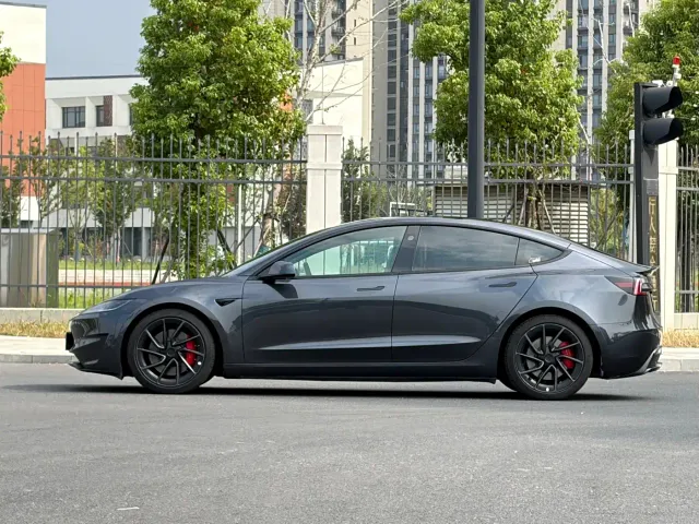 Tesla Model 3 — Фото автомобиля 4