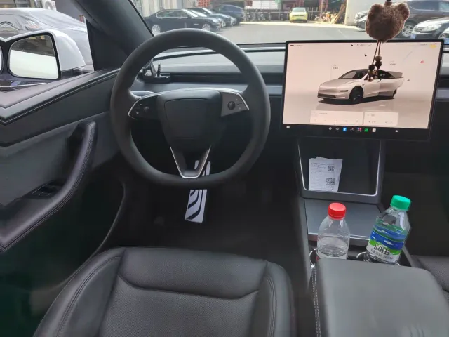 Tesla Model Y — Фото автомобиля 11