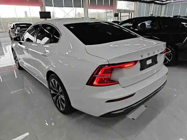 Volvo S60 — Фото автомобиля 4