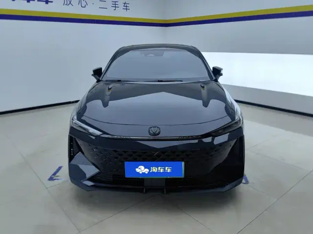 Changan Changan UNI-V iDD 2024 Blue Whale Smart iDD 136km Smart Cool — Фото автомобиля 2