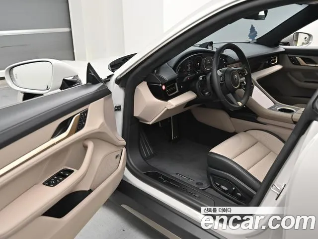 Porsche Taycan — Фото автомобиля 11