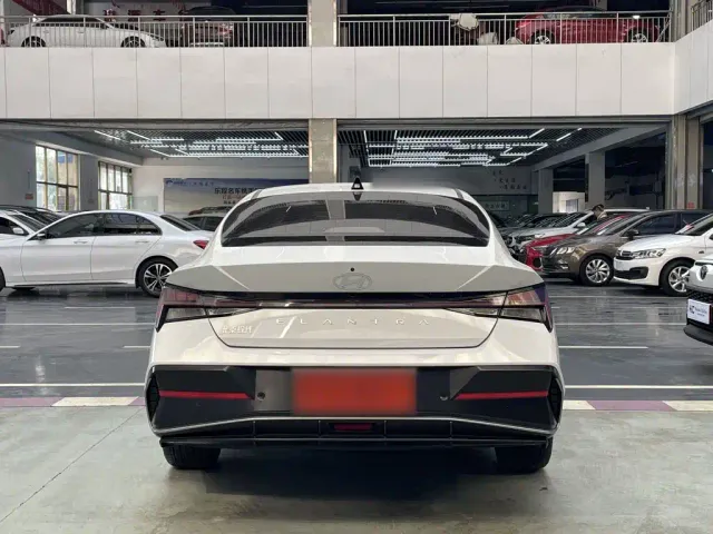 Hyundai Elantra — Фото автомобиля 12