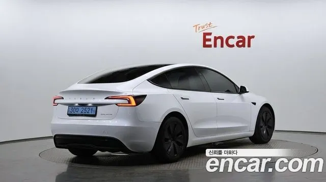 Tesla Model 3 — Фото автомобиля 2