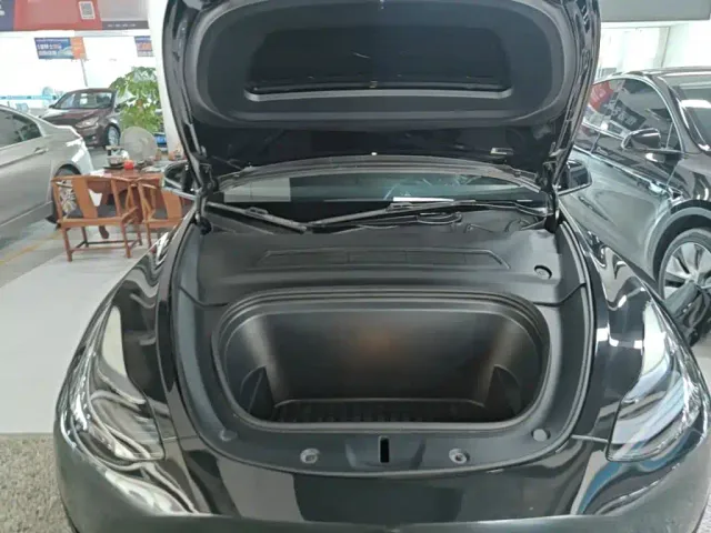 Tesla Model Y — Фото автомобиля 18