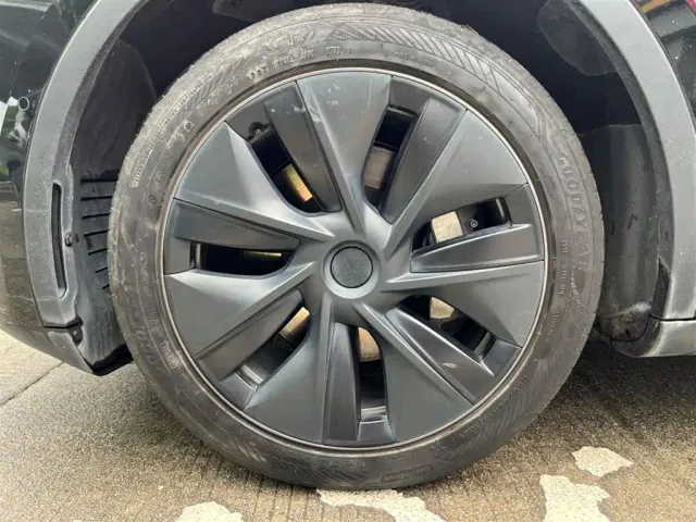 Tesla Model Y — Фото автомобиля 8