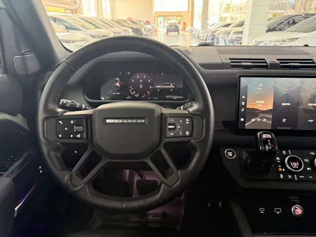 Land Rover Defender — Фото автомобиля 14