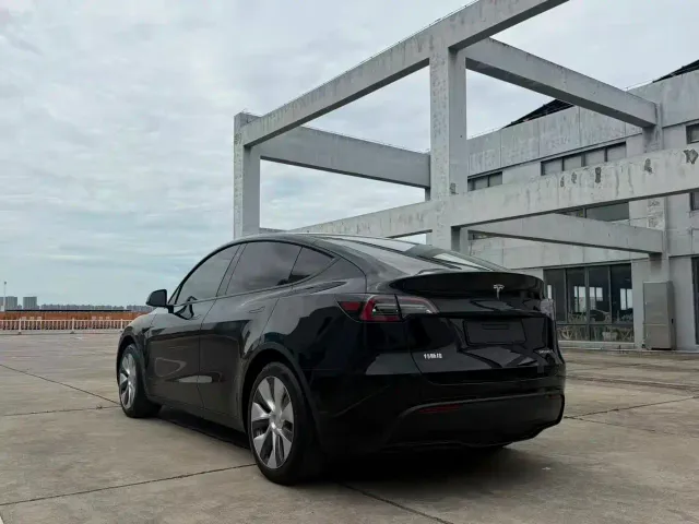 Tesla Model Y — Фото автомобиля 7