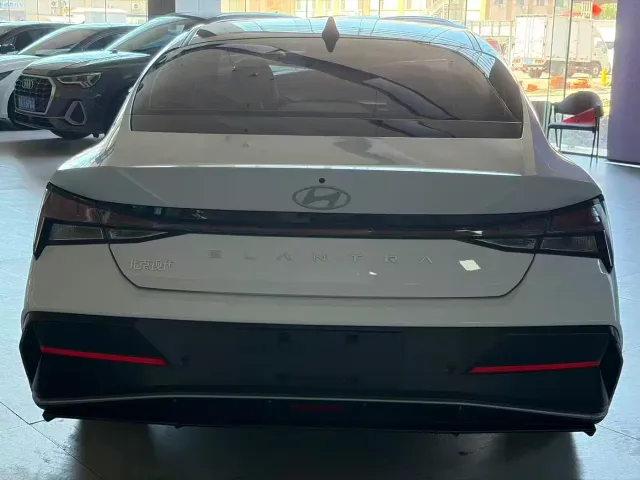 Hyundai Elantra — Фото автомобиля 5