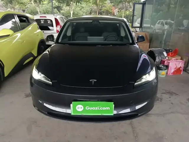 Tesla Model 3 — Фото автомобиля 2