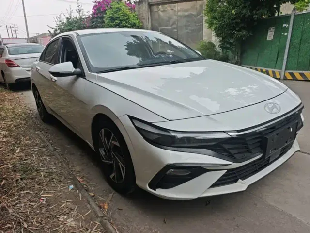 Hyundai Elantra — Фото автомобиля 3