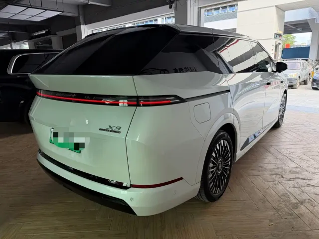 Xpeng X9 — Фото автомобиля 14