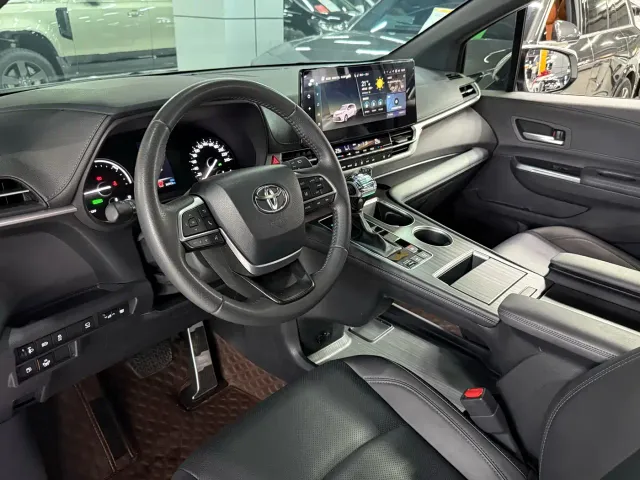 Toyota Sienna — Фото автомобиля 9