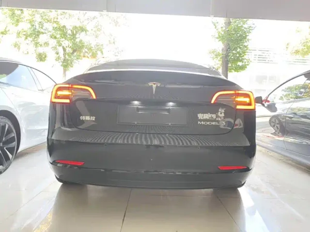 Tesla Model 3 — Фото автомобиля 5